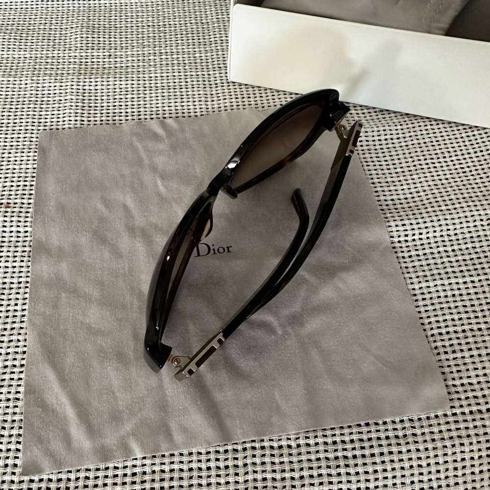Dior Fashion Sunglasses with Chunky Frames - Picture 2 of 5